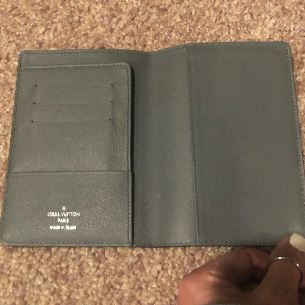Luis Vuitton passport wallet